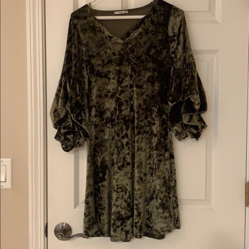 👉Green velvet long sleeve dress